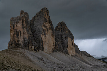 Tres cimas de lavaredo en los dolomitasd