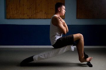 Naklejka premium Nineteen year old teen boy doing situps in a tanktop