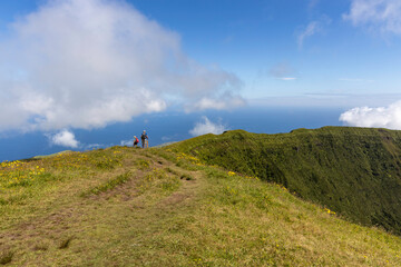 Fototapeta na wymiar Azoren: Vulkan-Wandern auf der Insel Faial: Caldeira do Cabeca Gordo