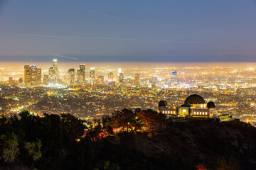 Fototapeta premium Night view of the Los Angeles cityscape with Griffith Observatory