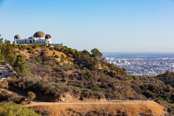 Fototapeta na wymiar Sunny view of the Los Angeles cityscape with Griffith Observatory
