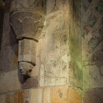 Tête d'homme sculptée dans la basilique Saint Julien de Brioude (Haute-Loire)