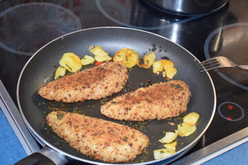 Fisch in dunkler Panade