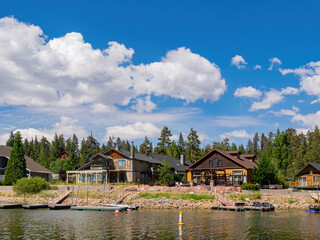 Obraz premium Sunny view of the landscape in Big bear lake area