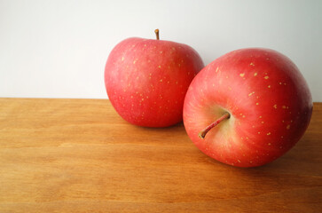 木の板にりんご2個