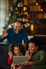Obraz premium Family celebrating Christmas time via technology