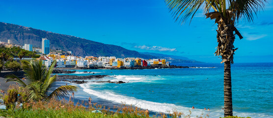 Puerto de la cruz y paisaje de la playa de Tenerife en España. Puesta de sol escénica España mar e isla .Aventuras en la playa y concepto de viaje.  © C.Castilla