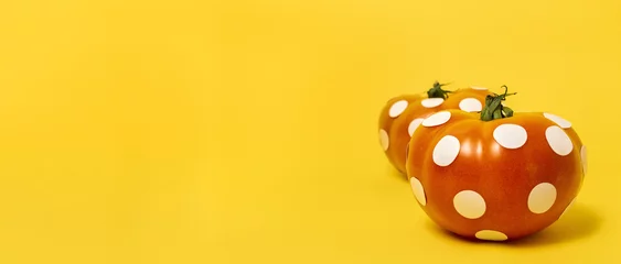 Crédence de cuisine en verre imprimé Légumes frais Red tomatoes with white polka dots