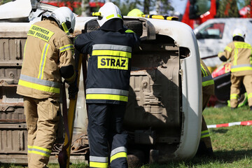 Akcja straży pożarnej podczas wypadku samochodowego. Ratowanie rannego kierowcy.. Ćwiczenia straży pożarnej. 