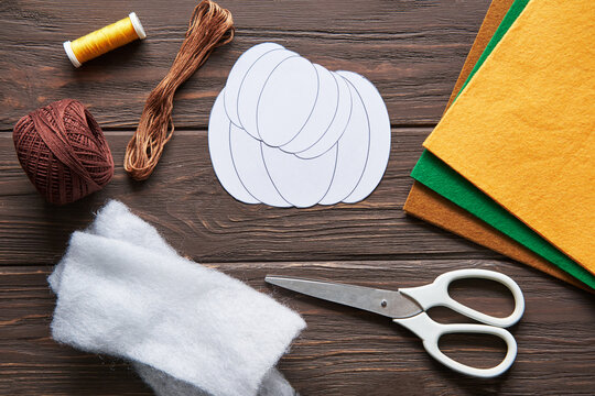 Step-by-step instructions for decorative crafts pumpkin made of felt for Halloween.