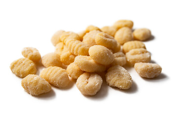 Gnocchi di patate freschi isolati su fondo bianco, tipica pasta italiana 