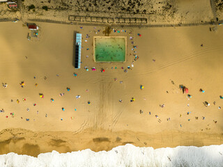 Vista aérea de uma piscina na praia
