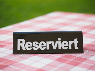 Vorfreude - reservierter Tisch im Gastgarten