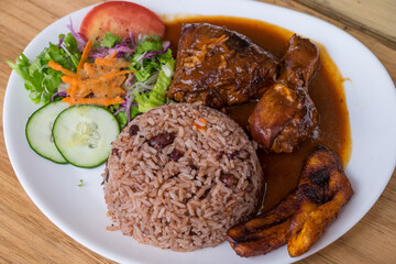 Ensalada, arroz con frijoles y pollo en salsa 
