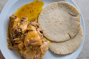 Plato de pollo en salsa y tortilla de maíz
