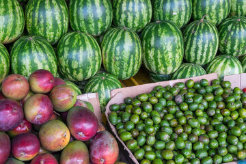Mangos, sandias y otras frutas tropicales en un mercado de Costa Rica
