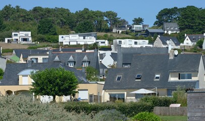 Fototapeta na wymiar logements sur la côte à Telgruc-sur-Mer en Bretagne France 