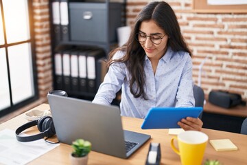 Fototapeta premium Young hispanic girl business worker using laptop working at office