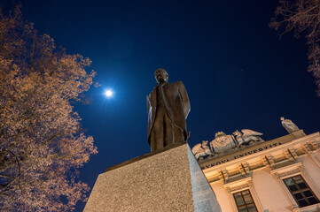 Tomas Garrigue Masaryk statue in front of the Masaryk University in Brno at night with the moon at the sky - obrazy, fototapety, plakaty