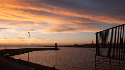 Bari, Alba Molo di Sant Antonio, lampioni, lungomare, nave, profilo della città, barche sorgere del sole, nuvole