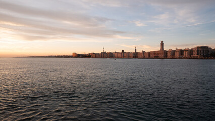 Bari, Alba vista dal Molo di Sant Antonio profilo lungomare, nave, profilo della città, barche sorgere del sole, nuvole