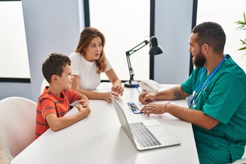 Obraz premium Family having medical consultation at clinic