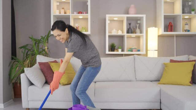 Home cleaning.
The woman is cleaning the house.
