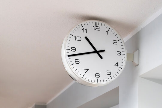 Eine Wanduhr kurz unter der Decke angebracht
