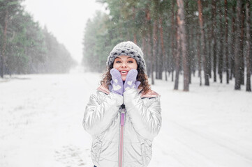 Fototapeta na wymiar young woman near the car in a winter forest 