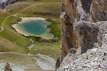 lac alpin dans le parc de la vanoise en tarentaise en été en savoie