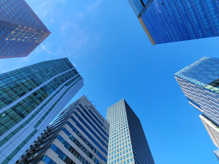 Plakat 빌딩숲 사이로 보이는 파란 하늘 