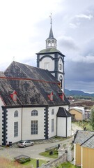 Fototapeta premium centre ville de la cité minière de Røros en Norvège, patrimoine mondial de l'UNESCO
