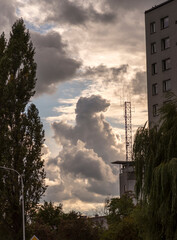 Deszczowe chmury o pięknej strukturze i barwie , pyszniąc się nad strażacką wieżą w Ostrowcu Świętokrzyskim . 