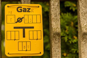 Żółta tabliczka informująca o miejscu przyłącza. gazowego  - obrazy, fototapety, plakaty