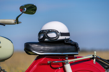 Helm mit Schutzbrille auf Simson Spatz Moped (DDR)