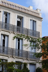 Obraz premium Spätbarockes Wohnhaus in Südfrankreich. Klare Linien ohne überbordender Dekoration. Einfach wunderschön!