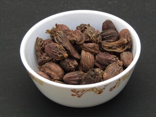 Black cardamom in a bowl 