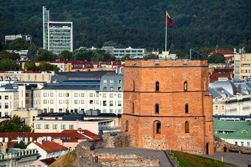Litwa, Wilno, Vilnius, panorama, stare miasto, dachy i Zamek Górny wieża baszta Giedymina - obrazy, fototapety, plakaty