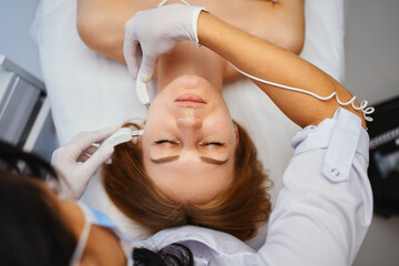 Skin treatment with microcurrents.