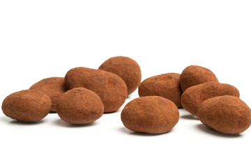Trufas de chocolate sobre un fondo blanco liso y aislado. Vista de frente y de cerca. Copy space