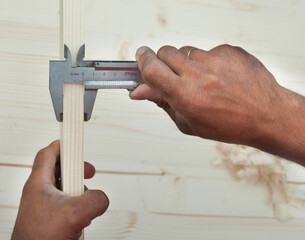 Measuring with vernier calipers (callipers).