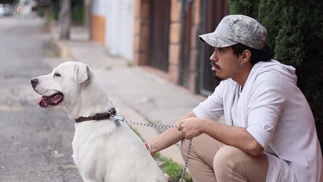 joven hipster en las calles de la colonia