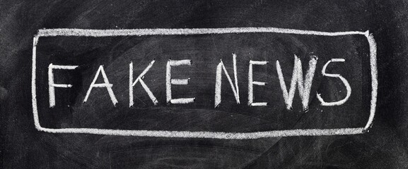 Fototapeta premium Fake news escrito con tiza en la pizarra
