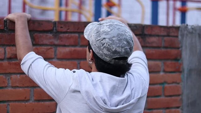 joven hipster en las calles de la colonia