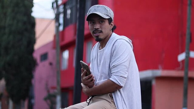joven hipster en las calles de la colonia