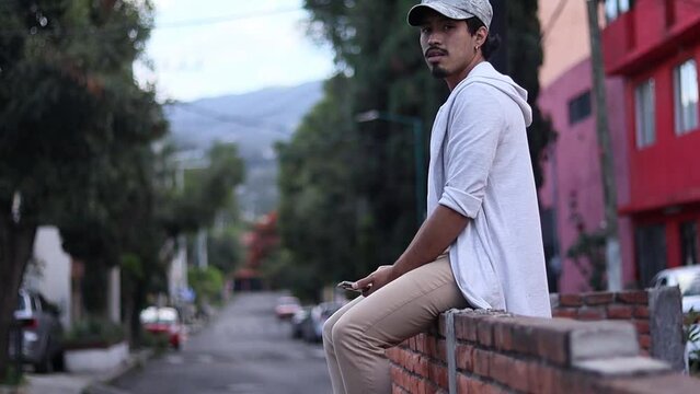 joven hipster en las calles de la colonia