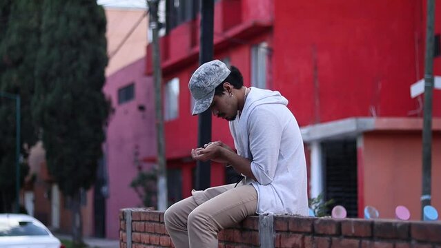 joven hipster en las calles de la colonia
