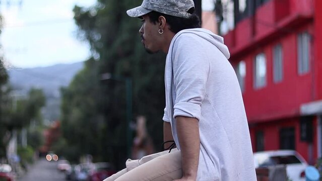 joven hipster en las calles de la colonia