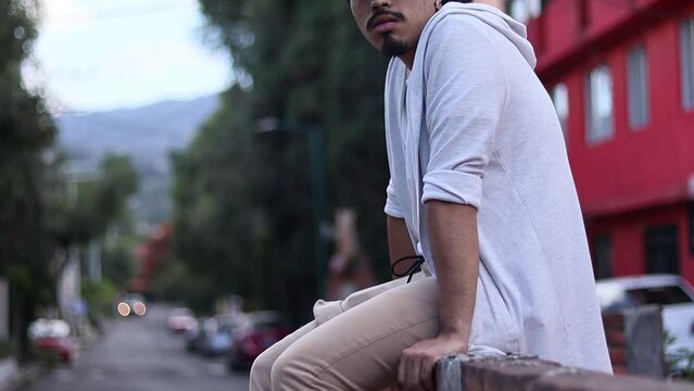 joven hipster en las calles de la colonia