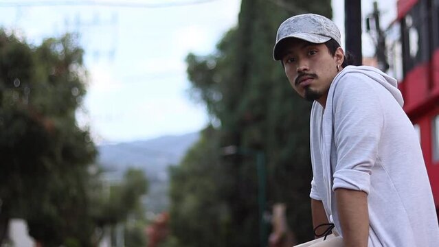 joven hipster en las calles de la colonia